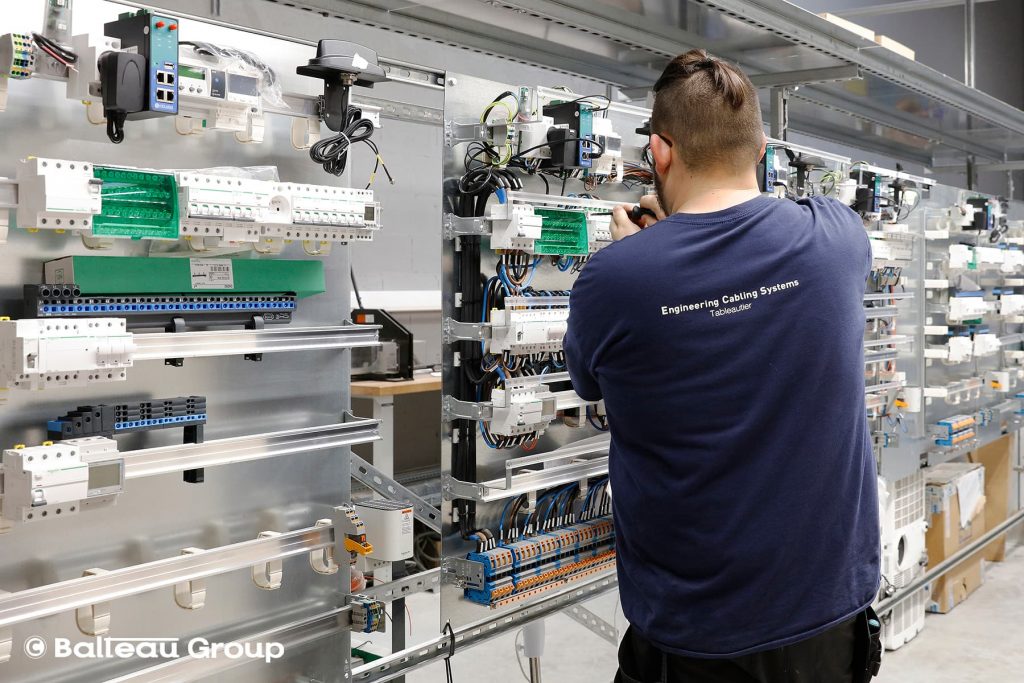 homme travaillant sur des tableaux électriques pour les autoroutes, électricité, éclairage intelligent autoroutes