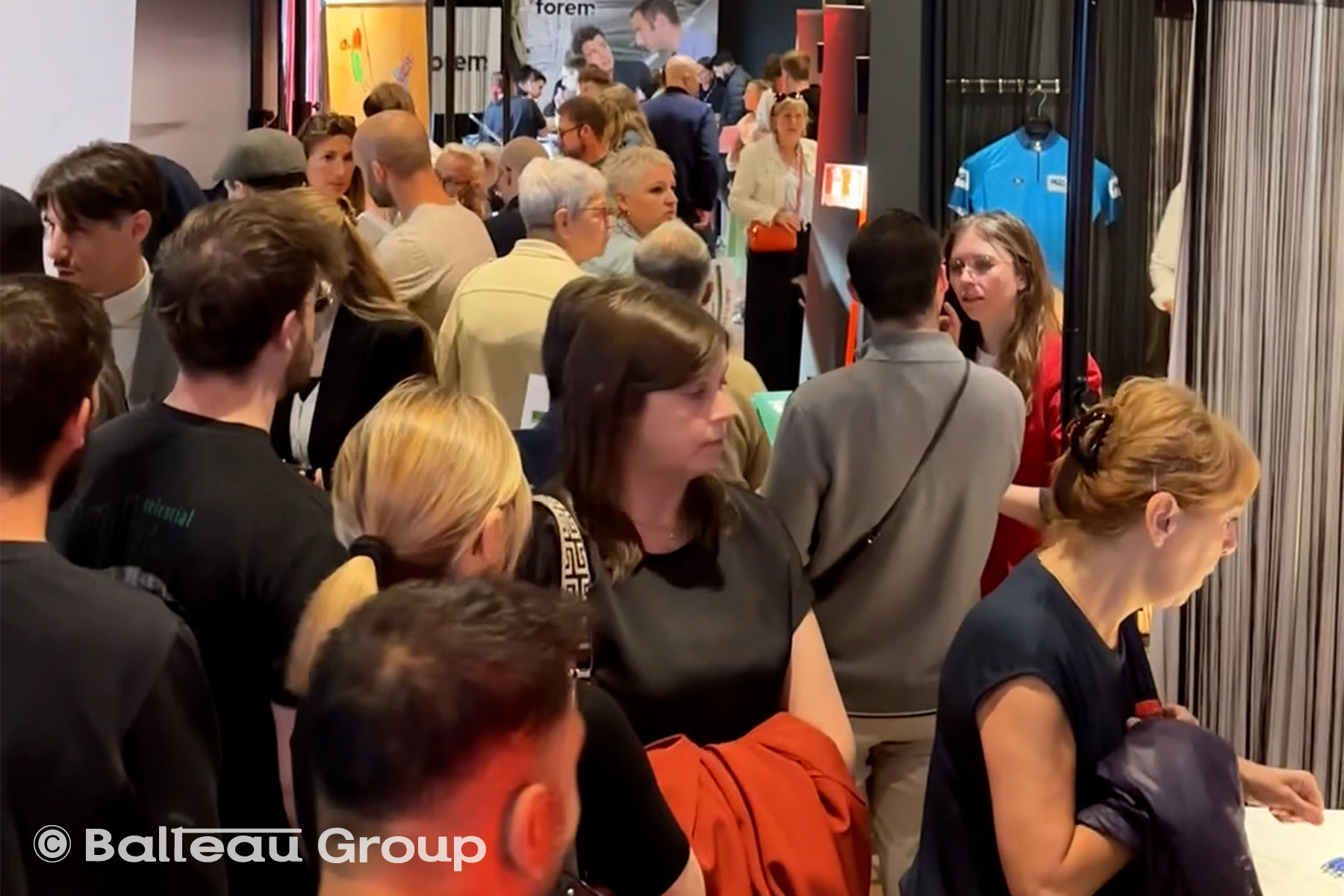 foule dans les allées du jobday