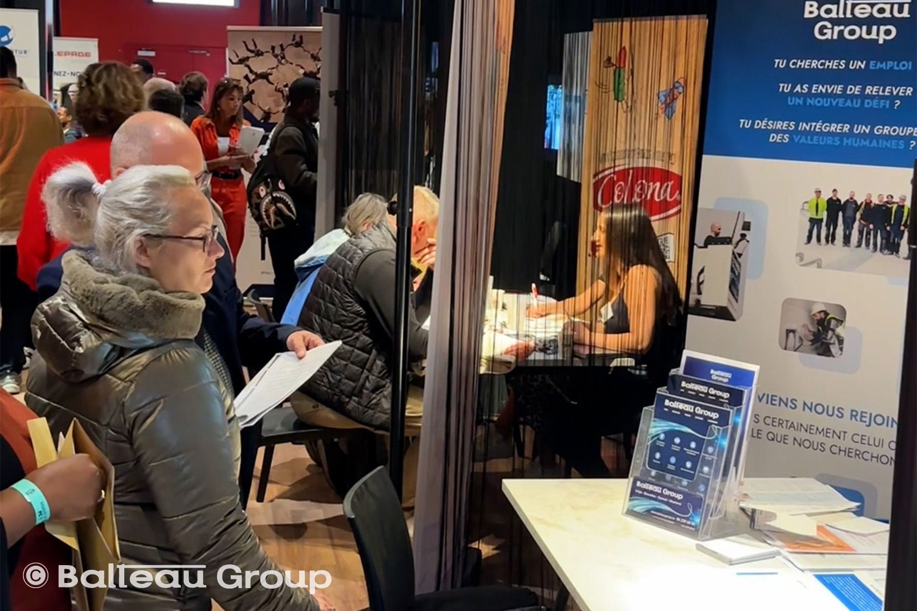 file de visiteurs devant le stand balteau group